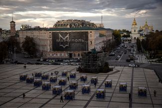 Выставка фотографий бойцов батальона «Азов» (внесен в список организаций, признанных в России террористическими, его деятельность в РФ запрещена), погибших при осаде Мариуполя, на Софийской площади