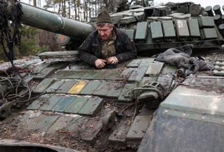 Украинский военный в своем танке на передовой в Донецкой области (где именно — не уточняется)