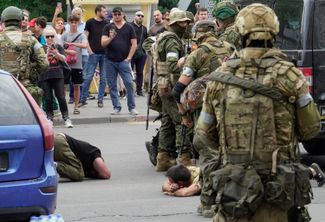 По сообщению издания «Блокнот» (мы не можем его проверить), вагнеровцы остановили автомобиль с номерами самопровозглашенной ЛНР и уложили на асфальт мужчин, которые были внутри