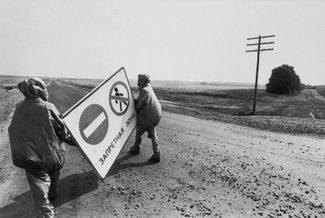 Установка знака «Запретная зона» возле Чернобыльской АЭС. Май 1986 года