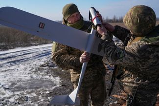 Украинские военные готовят дрон к запуску