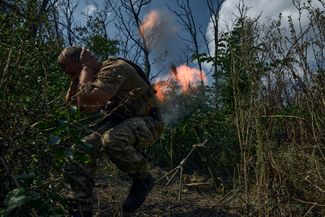 Боец ВСУ ведет минометный обстрел по российским позициям в районе Бахмута