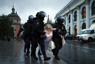 Задержание участницы акции протеста в Москве против мобилизации, объявленной президентом РФ Владимиром Путиным 21 сентября. По данным проекта «ОВД-Инфо» (включен Минюстом в реестр «иностранных агентов») на 11:00 25 сентября, на акциях протеста в предыдущий день по всей России было задержано 797 человек. Протестующих задерживали в Иркутске, Улан-Удэ, Новосибирске, Томске, Чите, Хабаровске, Саратове, Москве, Санкт-Петербурге и других городах