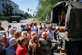 Очередь за гуманитарной помощью. Более половины жилых домов в Северодонецке не подлежат восстановлению, <a href="https://eadaily.com/ru/news/2022/08/03/bolee-poloviny-zhilogo-fonda-severodonecka-ne-podlezhit-vosstanovleniyu-lnr" rel="noopener noreferrer" target="_blank">считают</a> власти ЛНР. Украинские СМИ также <a href="https://vchaspik.ua/regiony/536484-v-severe-zhpa-kak-zhivut-severodonchane-v-okkupacii" rel="noopener noreferrer" target="_blank">утверждают</a>, что на улицах города почти не убирают мусор