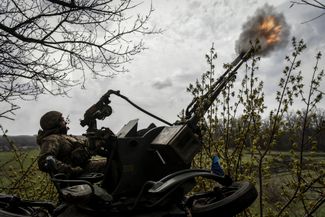 Боец 57-й мотопехотной бригады ВСУ ведет огонь из зенитной установки. На странице бригады в фейсбуке <a href="https://www.facebook.com/57InfantryBrigade/videos/730027528664882/?locale=ru_RU" rel="noopener noreferrer" target="_blank">сообщается</a>, что ракетная артиллерия играет ключевую роль в противостоянии российскому наступлению