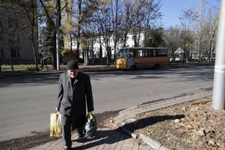 Водители и два пассажира автобуса были ранены во время обстрела Киевского района Донецка. Обстрел начался около 10 утра со стороны поселка Орловка. По Донецку было выпущено шесть ракет, которые взорвались в районе магазина «Изумруд» и возле городской администрации