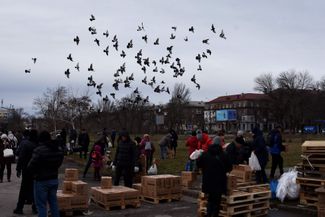 Беженцы из других регионов Украины получают гуманитарную помощь в Запорожье. По <a href="https://zn.ua/war/hde-v-ukraine-naibolee-vnutri-peremeshchennykh-lits-infohrafika.html" rel="noopener noreferrer" target="_blank">данным</a> на конец мая 2023 года, после начала полномасштабной войны число внутренне перемещенных лиц в Украине достигло 4,8 миллиона