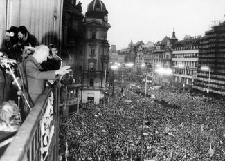 Demonstrators rally in support of reforms in Prague’s Wenceslas Square, 1968