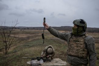 Снайпер проверяет скорость ветра