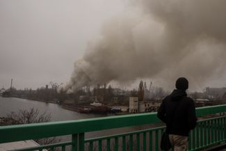 Дым над Херсонской верфью после обстрела города российскими войсками. 11 ноября украинские войска вошли в Херсон, Россия ушла из города на другой берег Днепра. С тех пор обстрелы города продолжаются