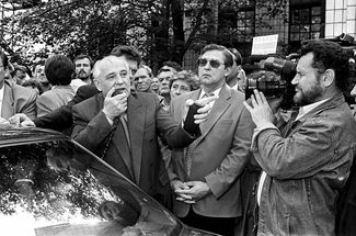 Gorbachev visits a carburetor factory in St. Petersburg during his presidential campaign. June 10, 1996