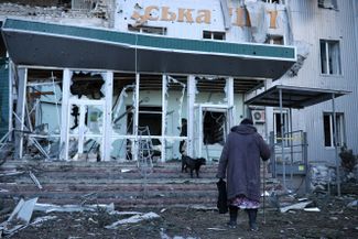 This is the entrance to the hospital in Volnovakha. As a result of airstrikes and artillery bombardment, the town’s entire civilian infrastructure is now destroyed.