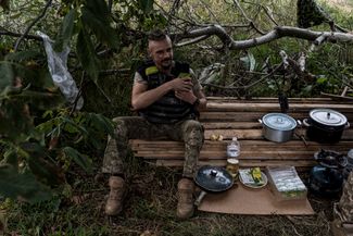 Боец ВСУ отдыхает на украинских позициях под Бахмутом, где подразделения Сил обороны Украины продолжают сдерживать наступление российских войск. Как <a href="https://www.unian.net/war/kontrnastuplenie-vsu-stali-izvestny-detali-nastupleniya-u-bahmuta-12346965.html" rel="noopener noreferrer" target="_blank">утверждают</a> в Генштабе ВСУ, украинцы ведут наступательные действия южнее Бахмута. Минобороны России <a href="https://t.me/mod_russia/28880" rel="noopener noreferrer" target="_blank">не комментирует</a> ситуацию на этом направлении в своей последней сводке