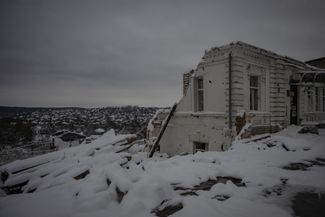 Одно из разрушенных зданий Купянска