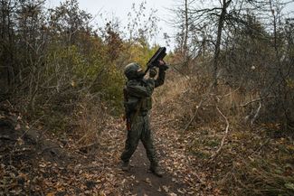 Российский артиллерист из части Центрального военного округа, укомплектованной жителями Башкирии, смотрит в прицел антидронового ружья под Луганском