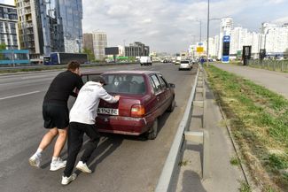 Жители Киева толкают свой автомобиль к заправочной станции. В Украине — сильный дефицит топлива. В Киеве <a href="https://www.currenttime.tv/a/hodit-peshkom-ili-platit-50-griven-za-litr-v-ukraine-defitsit-benzina-i-dizelnogo-topliva/31837900.html" rel="noopener noreferrer" target="_blank">закрылась</a> уже половина заправок