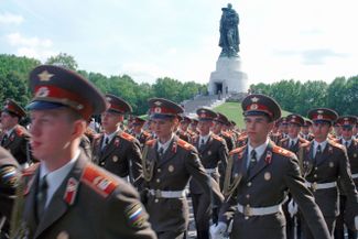 Советский воинский мемориал в берлинском Трептов-парке. 31 августа 1994 года