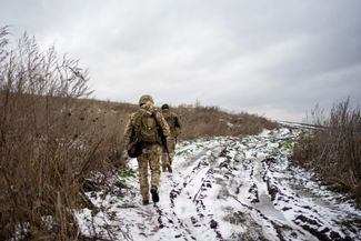 Два украинских офицера-пограничника идут на свои позиции