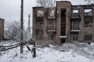 Разрушенное здание в Часовом Яру — важном для снабжения ВСУ городе в Бахмутском районе Донецкой области