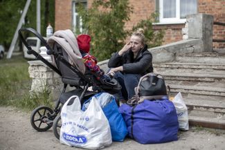 Волчанск почти ровно пополам разделен рекой Волчья. Местные жители и волонтеры условно делят город на «до реки» и «за рекой», где «серая зона», <a href="https://nv.ua/ukraine/events/nastuplenie-na-harkov-2024-volchansk-pod-obstrelami-kak-evakuiruyut-mestnyh-i-zhivotnyh-reportazh-nv-50420099.html" rel="noopener noreferrer" target="_blank">пишет</a> New Voice в репортаже об эвакуации. По оценкам волонтера Алены Гончаровой, основанным на общении с теми, кому все же удалось эвакуироваться из-за реки, в той части города могут оставаться 200-300 человек