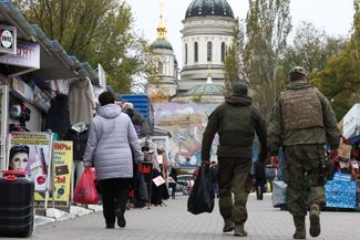 Военные на центральном рынке в Донецке. В середине октября власти аннексированной ДНР <a href="https://meduza.bypassnews.online/news/2022/10/16/vlasti-donetska-zayavili-ob-obstrele-zdaniya-gorodskoy-administratsii-raketami-himars" rel="noopener noreferrer" target="_blank">заявили</a> об обстреле здания администрации города ракетами HIMARS со стороны ВСУ