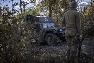 Медицинские работники на пути за раненным в Авдеевке украинским военным. Сначала его доставят в медицинский центр недалеко от линии фронта. Тяжелораненых солдат оттуда переправляют в городские больницы