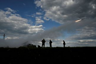 Момент нанесения ВСУ удара по российским позициям в Запорожской области из ракетной установки, помещенной в кузов пикапа