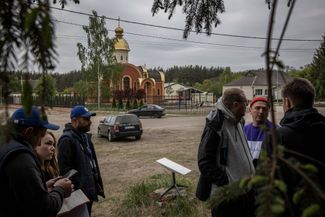 Антенна системы спутниковой связи Starlink в центре Волчанска. Украинские военные утверждают, что в первый день российского наступления на город российские войска заглушили спутниковую связь средствами радиоэлектронной борьбы