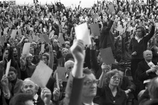 Voting at the House of Cinema in Moscow for the nomination of Andrei Sakharov as a candidate for people’s deputy of the USSR. January 22, 1989.