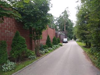 The front gate of the Rushichi guesthouse in Bakovka.