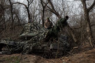 Боец ВСУ на танке в лесу рядом с Часовым Яром — прифронтовым городом в 13 километрах от Бахмута, через который проходит одна из главных линий снабжения ВСУ на этом направлении