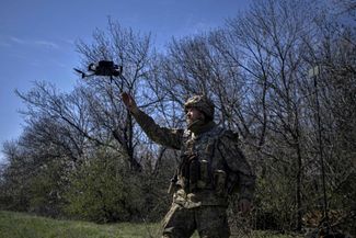 Боец из тактической группы «Адам» запускает беспилотник, чтобы определить местоположение российских позиций рядом с Бахмутом. Командующий Сухопутными войсками ВСУ Александр Сырский <a href="https://t.me/militarymediacenter/1732" rel="noopener noreferrer" target="_blank">сообщил</a>, что ситуация в Бахмуте «контролируемая», хотя армия РФ «превращает город в руины». По <a href="https://www.understandingwar.org/backgrounder/russian-offensive-campaign-assessment-april-17-2023" rel="noopener noreferrer" target="_blank">данным</a> аналитиков американского Института изучения войны (ISW), штурмовые отряды, вероятно относящиеся к силам ЧВК Вагнера, захватили два квартала на северо-западе и в центре Бахмута — об этом <a href="https://t.me/mod_russia/25731" rel="noopener noreferrer" target="_blank">говорит</a> и Минобороны России. О каких именно кварталах идет речь, не сообщается. В ISW также отметили, что в настоящее время идут бои за железную дорогу в центре Бахмута