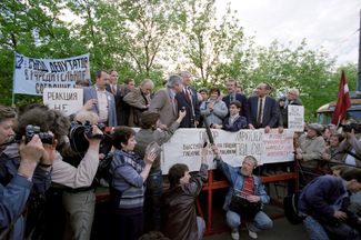 A group of people’s deputies who advocated for the democratic transformation of the USSR — Gavriil Popov (fourth from the left), Boris Yeltsin (fifth from the left), Telman Gdlyan (second from the right), and Andrei Sakharov (right) — during a rally in Luzhniki during the Congress of People’s Deputies of the USSR. Moscow, May 23, 1989.