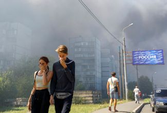 Дым от горящего ТЦ «Галактика» на улицах Донецка