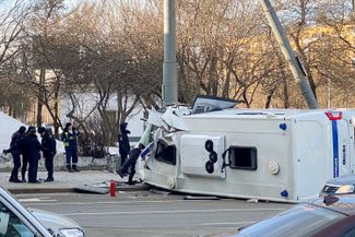 The scene of an accident in Moscow, where a police van carrying protesters arrested at an anti-war demonstration <a href="https://meduza.bypassnews.online/news/2022/03/06/v-moskve-perevernulsya-avtozak-s-zaderzhannymi" rel="noopener noreferrer" target="_blank">overturned</a>. Nine people were injured, three of whom were hospitalized.