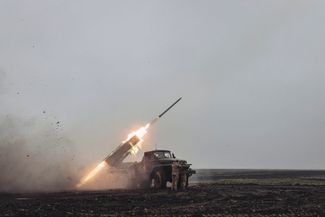 Украинские военные стреляют из системы залпового огня «Град»