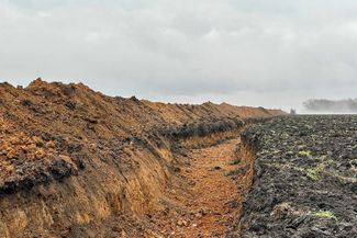 Защитный ров в Белгородской области на границе с Украиной