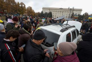 Жители Херсона подключаются к мобильной связи возле тарелок Starlink. После освобождения в городе частично <a href="https://www.rbc.ua/ukr/news/hersoni-chastkovo-vidnovleno-mobilniy-zv-1668353632.html" rel="noopener noreferrer" target="_blank">восстановлена</a> мобильная связь, уже доступны связь и интернет LTE от оператора «Киевстар»