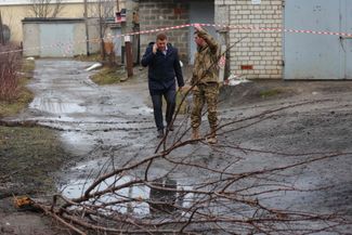 Мэр Белгорода Валентин Демидов (слева) на месте обстрела в городе, 13 февраля 2024 года