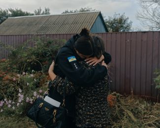 Полицейский психолог успокаивает плачущую Любовь