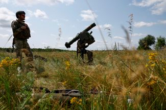 Украинские военнослужащие подразделения ПВО управляют шведским переносным зенитно-ракетным комплексом RBS 70, который предназначен для поражения низколетящих воздушных целей противника