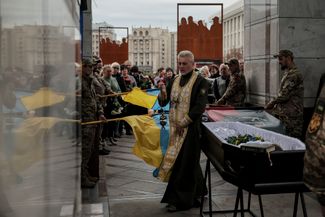 Священник отпевает погибшего бойца ВСУ Александра Пастуха. Он служил в 67-й механизированной бригаде и погиб 29 сентября под городом Кременная Луганской области