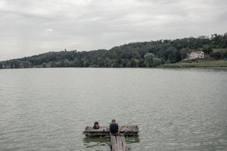 Пруд рядом с городом Тростянец Сумской области. Здесь тоже работали саперы-водолазы. Но все равно неспокойно. Наверное, у нас у всех, кто окажется в местах, где шла война, еще долго не будет чувства безопасности