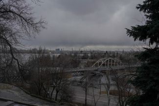 The pedestrian bridge to Monastyrskyi Island