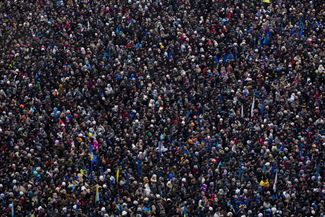 One of the largest demonstrations of January 19, 2014. After protestors marched on Grushevsky Street, clashes broke out between them and the police. Those involved deployed water jets, sound bombs, and Molotov cocktails.