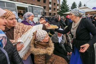 Жители Магаса с едой для участников акции, 5 октября 2018 года