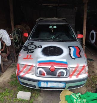 Drawings left by Russian soldiers on one Bohdanivka residents’ car.