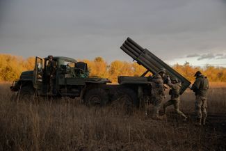 Украинские военные настраивают прицел на реактивной системе залпового огня 9К55 «Град-1» для стрельбы по российским позициям