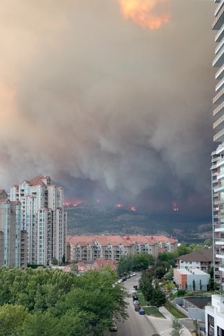 18 августа власти издали <a href="https://www.cordemergency.ca/updates/mcdougall-creek-wildfire-evacuation-alert-shannon-lake-area-north-glenrosa-sat-08192023-0007" rel="noopener noreferrer" target="_blank">указ</a> об эвакуации отдельных районов Западной Келоуны, после чего тысячи канадцев были вынуждены покинуть свои дома