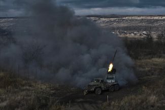 Ракетная атака ВСУ российских позиций под Бахмутом с американской пусковой установки MLRS